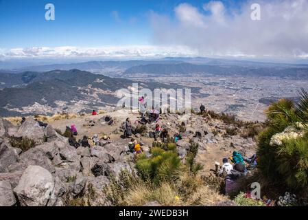 Cérémonie de culte maya au sommet du volcan Santa Maria, Quetzaltenango, Guatemala Banque D'Images