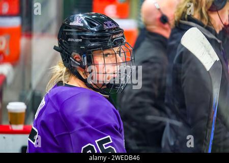 Minneapolis, Minnesota, États-Unis. 24 janvier 2024. La défenseuse du Minnesota EMMA GRECO (25 ans) regarde dans la boîte de penalty pendant un match PWHL entre le Minnesota et Montréal au Xcel Energy Center à St. Paul, MN le 24 janvier 2024. Montréal a battu le Minnesota 2-1. (Image de crédit : © Steven Garcia/ZUMA Press Wire) USAGE ÉDITORIAL SEULEMENT! Non destiné à UN USAGE commercial ! Banque D'Images