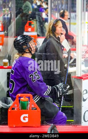 Minneapolis, Minnesota, États-Unis. 24 janvier 2024. La défenseuse du Minnesota EMMA GRECO (25 ans) regarde dans la boîte de penalty pendant un match PWHL entre le Minnesota et Montréal au Xcel Energy Center à St. Paul, MN le 24 janvier 2024. Montréal a battu le Minnesota 2-1. (Image de crédit : © Steven Garcia/ZUMA Press Wire) USAGE ÉDITORIAL SEULEMENT! Non destiné à UN USAGE commercial ! Banque D'Images