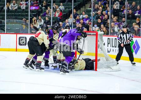 Minneapolis, Minnesota, États-Unis. 24 janvier 2024. Joueurs du Minnesota et de Montréal à la prison en 3e période lors d'un match PWHL entre Minnesota et Montréal au Xcel Energy Center à St. Paul, MN le 24 janvier 2024. Montréal a battu le Minnesota 2-1. (Image de crédit : © Steven Garcia/ZUMA Press Wire) USAGE ÉDITORIAL SEULEMENT! Non destiné à UN USAGE commercial ! Banque D'Images