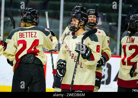 Minneapolis, Minnesota, États-Unis. 24 janvier 2024. Montréal célèbre une victoire en 3e période lors d’un match PWHL entre le Minnesota et Montréal au Xcel Energy Center à St. Paul, MN le 24 janvier 2024. Montréal a battu le Minnesota 2-1. (Image de crédit : © Steven Garcia/ZUMA Press Wire) USAGE ÉDITORIAL SEULEMENT! Non destiné à UN USAGE commercial ! Banque D'Images