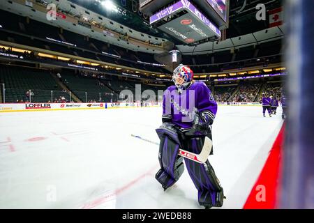 Minneapolis, Minnesota, États-Unis. 24 janvier 2024. NICOLE HENSLEY (29), la gardienne du Minnesota, regarde lors d’un match de la PWHL entre le Minnesota et Montréal au Xcel Energy Center à St. Paul, MN le 24 janvier 2024. Montréal a battu le Minnesota 2-1. (Image de crédit : © Steven Garcia/ZUMA Press Wire) USAGE ÉDITORIAL SEULEMENT! Non destiné à UN USAGE commercial ! Banque D'Images