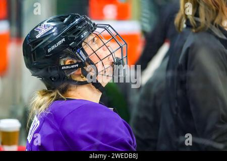 Minneapolis, Minnesota, États-Unis. 24 janvier 2024. La défenseuse du Minnesota EMMA GRECO (25 ans) regarde dans la boîte de penalty pendant un match PWHL entre le Minnesota et Montréal au Xcel Energy Center à St. Paul, MN le 24 janvier 2024. Montréal a battu le Minnesota 2-1. (Image de crédit : © Steven Garcia/ZUMA Press Wire) USAGE ÉDITORIAL SEULEMENT! Non destiné à UN USAGE commercial ! Banque D'Images