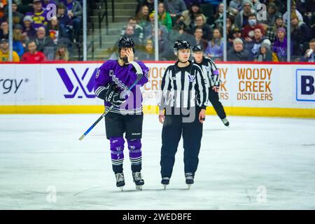 Minneapolis, Minnesota, États-Unis. 24 janvier 2024. La défenseuse du Minnesota EMMA GRECO (25 ans) est escortée jusqu’à la case de pénalité en deuxième période lors d’un match PWHL entre le Minnesota et Montréal au Xcel Energy Center à St. Paul, MN le 24 janvier 2024. Montréal a battu le Minnesota 2-1. (Image de crédit : © Steven Garcia/ZUMA Press Wire) USAGE ÉDITORIAL SEULEMENT! Non destiné à UN USAGE commercial ! Banque D'Images