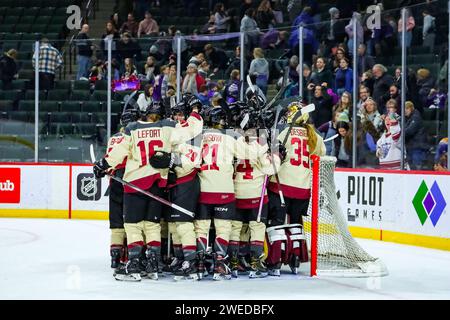 Minneapolis, Minnesota, États-Unis. 24 janvier 2024. Montréal célèbre une victoire en 3e période lors d’un match PWHL entre le Minnesota et Montréal au Xcel Energy Center à St. Paul, MN le 24 janvier 2024. Montréal a battu le Minnesota 2-1. (Image de crédit : © Steven Garcia/ZUMA Press Wire) USAGE ÉDITORIAL SEULEMENT! Non destiné à UN USAGE commercial ! Banque D'Images