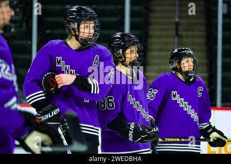 Minneapolis, Minnesota, États-Unis. 24 janvier 2024. Joueurs du Minnesota pendant une pause dans le jeu pendant un match PWHL entre Minnesota et Montréal au Xcel Energy Center à St. Paul, MN le 24 janvier 2024. Montréal a battu le Minnesota 2-1. (Image de crédit : © Steven Garcia/ZUMA Press Wire) USAGE ÉDITORIAL SEULEMENT! Non destiné à UN USAGE commercial ! Banque D'Images