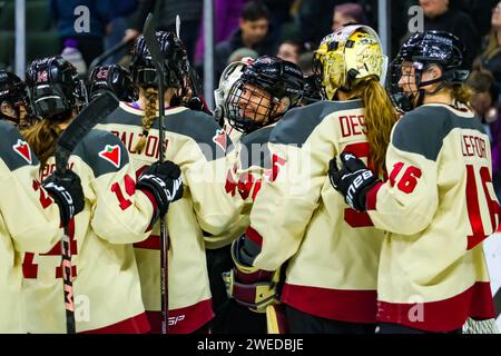 Minneapolis, Minnesota, États-Unis. 24 janvier 2024. Montréal célèbre une victoire en 3e période lors d’un match PWHL entre le Minnesota et Montréal au Xcel Energy Center à St. Paul, MN le 24 janvier 2024. Montréal a battu le Minnesota 2-1. (Image de crédit : © Steven Garcia/ZUMA Press Wire) USAGE ÉDITORIAL SEULEMENT! Non destiné à UN USAGE commercial ! Banque D'Images