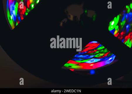 Rouleau de bandes lumineuses LED brillent dans l'obscurité, photo de gros plan avec mise au point sélective Banque D'Images