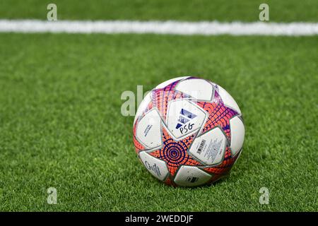 Paris, France. 24 janvier 2024. Cette photographie montre le ballon officiel du match de football féminin de l'UEFA Champions League entre le Paris Saint-Germain et l'AFC Ajax Amsterdam au stade du Parc des Princes à Paris, France, le 24 janvier 2024. Photo de Firas Abdullah/ABACAPRESS.COM crédit : Abaca Press/Alamy Live News Banque D'Images