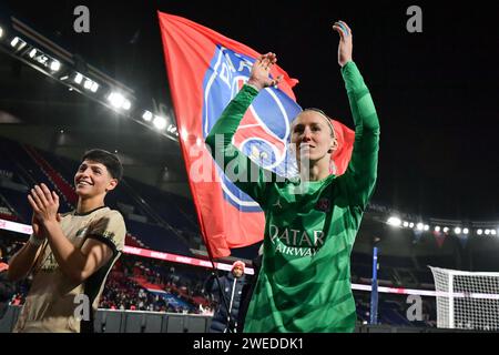 Paris, France. 24 janvier 2024. Katarzyna Kiedrzynek, la gardienne du Paris Saint-Germain, encourage les supporters à la fin du match de football féminin de l'UEFA Champions League entre le Paris Saint-Germain et l'AFC Ajax Amsterdam au Parc des Princes à Paris, France, le 24 janvier 2024. Photo de Firas Abdullah/ABACAPRESS.COM crédit : Abaca Press/Alamy Live News Banque D'Images