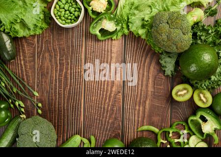 Fond avec des fruits et légumes verts sur la table en bois, concept de cuisine et d'alimentation saine Banque D'Images