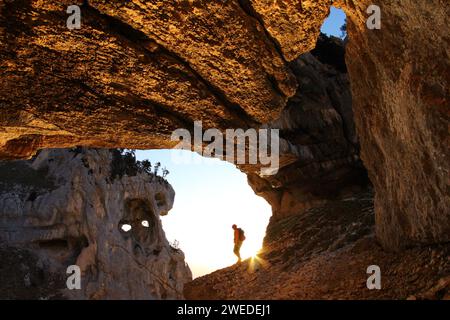 FRANCE. ALPES FRANÇAISES. ISÈRE (38) PARC NATUREL RÉGIONAL DE LA CHARTREUSE. 'LES YEUX' DEVANT LA TOUR PERCEE DE L'AUP DU SEUIL OU LA TOUR ISABELLE Banque D'Images