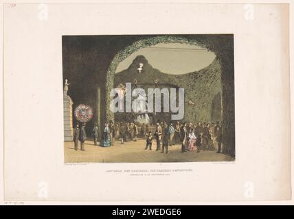 Chambre à Frascati à Amsterdam 1855, Carel Christiaan Antony dernier, après Adrianus Everssen, 1855 imprimer les murs de la chambre sont couverts de plantes comme s'il s'agissait d'un jardin. Une cascade contre le mur arrière. A gauche un piédestal avec une sculpture et une roue. Un pendule avec éclairage pend au milieu. Promenez des hommes, des femmes et des enfants dans la pièce. Le club papier de la Haye, lieu de rencontre. cascade. jardin. Statues, sculptures dans le jardin Amsterdam Banque D'Images