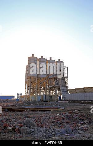 Silo à béton, installations de construction du site. Banque D'Images