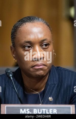 Washington, Vereinigte Staaten. 24 janvier 2024. Le sénateur américain Laphonza Butler (démocrate de Californie) assiste à une audience du Comité sénatorial sur le pouvoir judiciaire - sous-comité sur la justice pénale et la lutte contre le terrorisme pour examiner l'IA dans les enquêtes et les poursuites criminelles, dans le Dirksen Senate Office Building à Washington, DC, mercredi 24 janvier 2024. Crédit : Rod Lamkey/CNP/dpa/Alamy Live News Banque D'Images