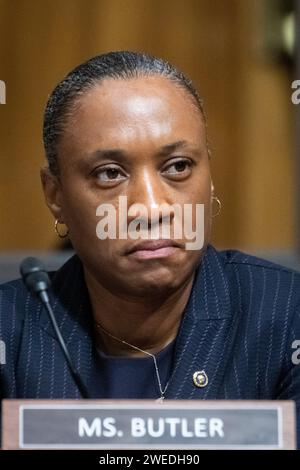 Washington, Vereinigte Staaten. 24 janvier 2024. Le sénateur américain Laphonza Butler (démocrate de Californie) assiste à une audience du Comité sénatorial sur le pouvoir judiciaire - sous-comité sur la justice pénale et la lutte contre le terrorisme pour examiner l'IA dans les enquêtes et les poursuites criminelles, dans le Dirksen Senate Office Building à Washington, DC, mercredi 24 janvier 2024. Crédit : Rod Lamkey/CNP/dpa/Alamy Live News Banque D'Images