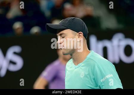 Melbourne, Australie. 25 janvier 2024. Tennis : Grand Chelem - Open d'Australie, doubles, hommes, demi-finales. Bolelli/Vavassori (Italie) - Hanfmann/Koepfer (Allemagne). Dominik Koepfer réagit déçu. Crédit : Frank Molter/dpa/Alamy Live News Banque D'Images