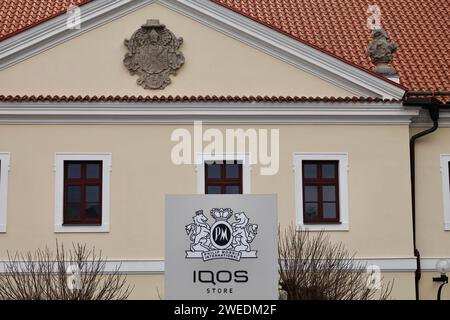 Mikulov, République tchèque - 9 octobre 2023 : stand avec le logo Iqos et Philip Morris à Mikulov devant le siège local de la société. Q élevé Banque D'Images
