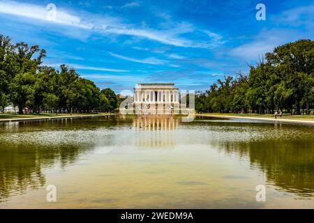 Le mémorial du seizième président américain Abraham Lincoln, mieux connu sous le nom de Lincoln Memorial, reflétait dans la piscine réfléchissante sur le National Mall Banque D'Images