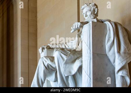 Le Mémorial d'Abraham Lincoln assis dans son fauteuil et repose-pieds, construit en marbre blanc de Géorgie et situé dans le temple du National Mall de t Banque D'Images