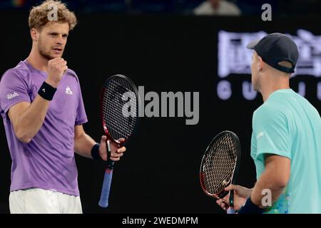 Melbourne, Australie. 25 janvier 2024. Tennis : Grand Chelem - Open d'Australie, doubles, hommes, demi-finales. Bolelli/Vavassori (Italie) - Hanfmann/Koepfer (Allemagne). Dominik Koepfer (à droite) et Yannick Hanfmann célèbrent. Crédit : Frank Molter/dpa/Alamy Live News Banque D'Images