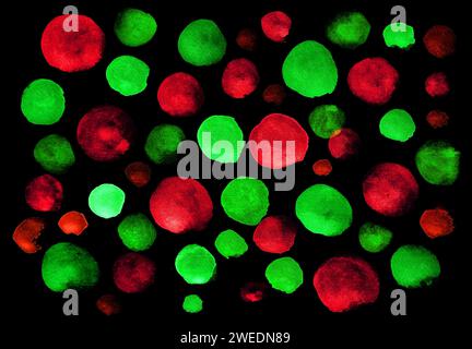 Cercles rouges et verts de différentes tailles. Situé chaotiquement sur un fond noir. Différentes nuances. Aquarelle. Arrière-plan abstrait. Banque D'Images