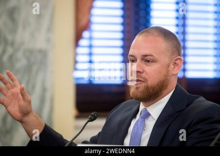 Washington, États-Unis. 24 janvier 2024. Scott Snider, président, Exit Planning Institute, comparaît devant une audience du Comité sénatorial des petites entreprises et de l'entrepreneuriat pour examiner la planification de la relève, en mettant l'accent sur les possibilités de créer de la richesse et de conserver des emplois dans les communautés locales dans le Russell Senate Office Building à Washington, DC, États-Unis, le mercredi 24 janvier 2024. photo de Rod Lamkey/CNP/ABACAPRESS.COM crédit : Abaca Press/Alamy Live News Banque D'Images