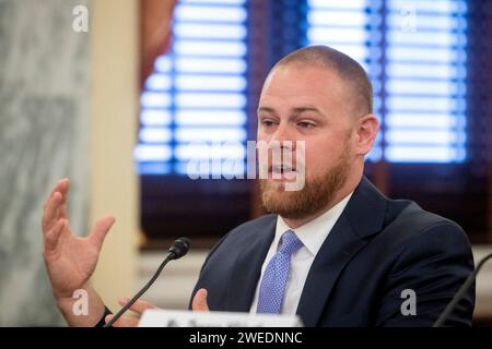 Washington, États-Unis. 24 janvier 2024. Scott Snider, président, Exit Planning Institute, comparaît devant une audience du Comité sénatorial des petites entreprises et de l'entrepreneuriat pour examiner la planification de la relève, en mettant l'accent sur les possibilités de créer de la richesse et de conserver des emplois dans les communautés locales dans le Russell Senate Office Building à Washington, DC, États-Unis, le mercredi 24 janvier 2024. photo de Rod Lamkey/CNP/ABACAPRESS.COM crédit : Abaca Press/Alamy Live News Banque D'Images