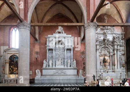 Autel avec Présentation de Jésus au Temple par Giuseppe Porta appelé Salviatti du XVI siècle, Tombeau de Titien du XIX siècle par Luigi, Pietro A. Banque D'Images