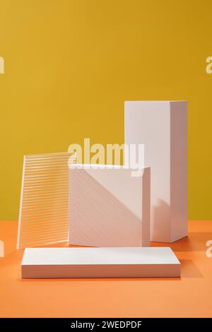 Fond abstrait pour l'image de marque et la présentation minimale avec la forme géométrique des podiums et la feuille acrylique ondulée transparente affichée sur un b jaune Banque D'Images