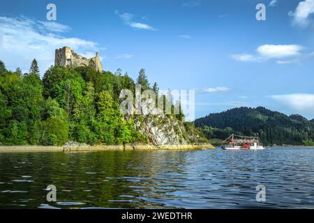 Ruines du château gothique à Czorsztyn, sur une colline au-dessus du lac Czorsztyn, Pologne. Banque D'Images