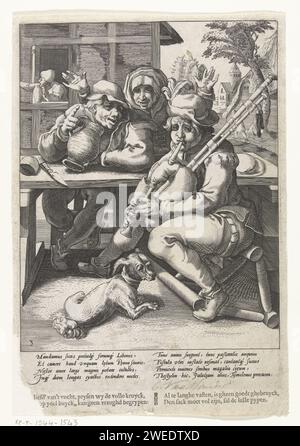 La cornemuse ne donne aucun son, puis quand elle est pleine, 1590 - 1594 imprimer Un joueur de cornemuse et un ivrogne s'assoient ensemble à la table. Derrière la table une femme avec ses mains est levée. Le joueur de cornemuse est assis sur une chaise tombée, à côté de lui se trouve un chien. Sous le spectacle un verset latin explicatif de Franco Estius et un verset néerlandais. Haarlem gravure sur papier / impression typographique cornemuse, musette. boire. ivrogne. coffre à argent, coffre au trésor, boîte à argent Banque D'Images