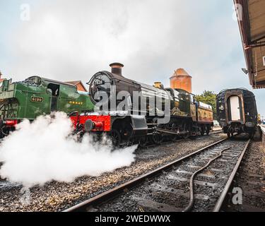 Station de chemin de fer à vapeur Minehead avec train à vapeur Banque D'Images