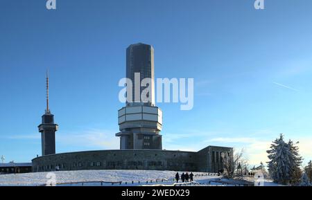 La tour sur Grosser Feldberg en hiver. Montagnes du Taunus, Allemagne Banque D'Images