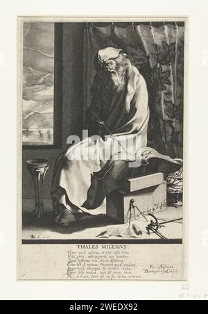 Thales van Milete, Jacques de Gheyn (III), 1616 estampe un vieil homme, en entier, assis près d'une fenêtre (qui montre des bateaux au large d'une côte), vêtu d'un long manteau, d'un grand livre à côté de lui, d'un bâton sage dans la main droite, d'instruments de mesure au premier plan. Sous le spectacle un poème latin de sept lignes. Cette estampe fait partie d'une série de huit estampes : une estampe-titre et sept portraits numérotés de sages grecs. Imprimeur : Netherlandspublisher : Delftpublisher : The Hague paper graving the Seven Wise men of Greece : Bias, Chilon, Cleobulus, Periander (alternativement Myson), Pittacus, Solon, Thales Banque D'Images