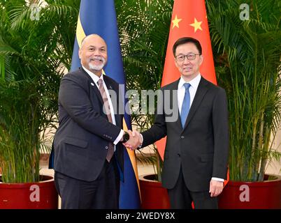 Pékin, Chine. 25 janvier 2024. Le vice-président chinois Han Zheng rencontre le ministre des Affaires étrangères et du Commerce de Nauru, Lionel Aingimea, à Beijing, capitale de la Chine, le 25 janvier 2024. Crédit : Yin Bogu/Xinhua/Alamy Live News Banque D'Images