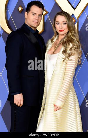 Henry Cavill mit Freundin Natalie Viscuso BEI der Weltpremiere des Kinofilms Argylle im Odeon Leicester Square. Londres, 24.01.2024 *** Henry Cavill avec sa petite amie Natalie Viscuso lors de la première mondiale du film Argylle à l'Odeon Leicester Square Londres, 24 01 2024 Foto:XS.xVasx/xFuturexImagex argylle 4221 Banque D'Images