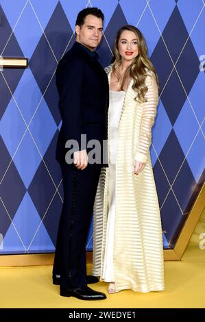 Henry Cavill mit Freundin Natalie Viscuso BEI der Weltpremiere des Kinofilms Argylle im Odeon Leicester Square. Londres, 24.01.2024 *** Henry Cavill avec sa petite amie Natalie Viscuso lors de la première mondiale du film Argylle à l'Odeon Leicester Square Londres, 24 01 2024 Foto:XS.xVasx/xFuturexImagex argylle 4218 Banque D'Images