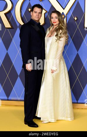 Henry Cavill mit Freundin Natalie Viscuso BEI der Weltpremiere des Kinofilms Argylle im Odeon Leicester Square. Londres, 24.01.2024 *** Henry Cavill avec sa petite amie Natalie Viscuso lors de la première mondiale du film Argylle à l'Odeon Leicester Square Londres, 24 01 2024 Foto:XS.xVasx/xFuturexImagex argylle 4219 Banque D'Images