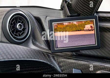 Écran LCD de voiture Modrn fonctionnant comme une caméra de recul Banque D'Images