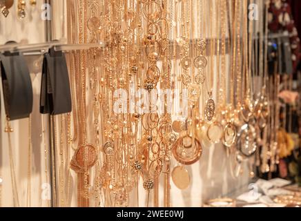 chaînes de collier de bijoux en or flou pour l'arrière-plan, magasin de bijoux de magasin d'or de panneau pour le vendeur recommander des produits et vitrine d'or Banque D'Images