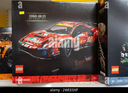 LEGO Technic Ferrari 488 GTE sur le magasin de jouets d'étagère. Minsk, Biélorussie - 19 janvier 2024 Banque D'Images