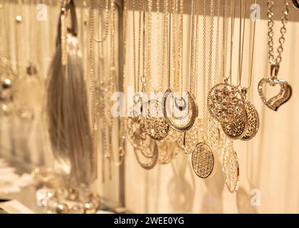 chaînes de collier de bijoux en or flou pour l'arrière-plan, magasin de bijoux de magasin d'or de panneau pour le vendeur recommander des produits et vitrine d'or Banque D'Images