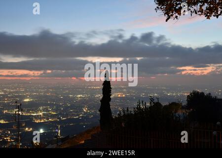 Vue panoramique depuis Casertavecchia, une ville de Campanie, Italie. Banque D'Images