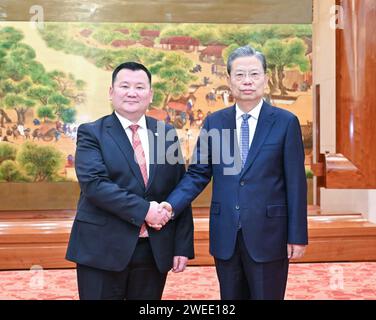 Pékin, Chine. 25 janvier 2024. Zhao Leji, président du Comité permanent de l'Assemblée populaire nationale (APN), rencontre Lkhagva Munkhbaatar, vice-président du Grand Khoural d'État (Parlement) de Mongolie à Beijing, capitale de la Chine, le 25 janvier 2024. Crédit : Yue Yuewei/Xinhua/Alamy Live News Banque D'Images