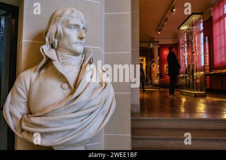 Arnaud BEINAT/Maxppp 2024/01/17, Paris, France. Musée de la Légion d'honneur et des ordres de chevalerie. Statue de Napoléon premier. FRANÇAIS : Musée de la Légion d'honneur et ordres de chevalerie. Statue de Napoléon le premier. Crédit : MAXPPP/Alamy Live News Banque D'Images