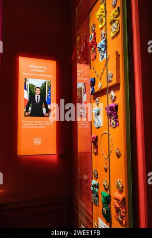 Arnaud BEINAT/Maxppp 2024/01/17, Paris, France. Musée de la Légion d'honneur et des ordres de chevalerie. Décorations diverses reçues par le Président de la République Emmanuel Macron. FRANÇAIS : Musée de la Légion d'honneur et ordres de chevalerie. Médailles et plaques du président français Emmanuel Macron. Crédit : MAXPPP/Alamy Live News Banque D'Images