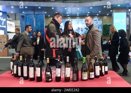 Madrid, Espagne. 24 janvier 2024. Les gens savourent du vin lors de la Foire internationale du tourisme 2024 (FITUR 2024) à Madrid, Espagne, le 24 janvier 2024. La foire a ouvert ici mercredi. Crédit : Gustavo Valiente/Xinhua/Alamy Live News Banque D'Images