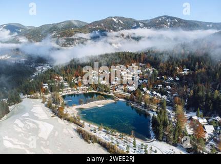 Vue aérienne d'un village idyllique au bord du lac Jasna près de Kranjska gora en Slovénie par une froide journée d'automne Banque D'Images