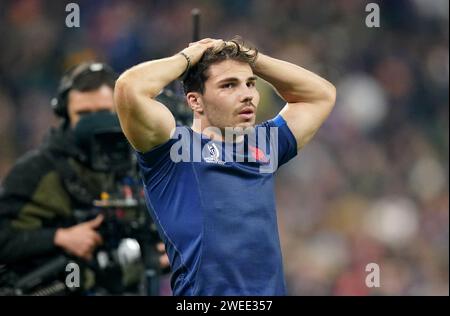 La photo du dossier datée du 15-10-2023 du Français Antoine Dupont semble abattue. Alors que l'excitation inévitable entoure le tournoi des six Nations 2024, il se déroulera avec quelques noms notables manquants, soulignés par le capitaine de la coupe du monde de France Antoine Dupont. Date de publication : jeudi 25 janvier 2024. Banque D'Images